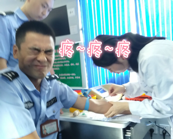 疼skr人！警察在移動(dòng)獻(xiàn)血車(chē)上的表情包亮了