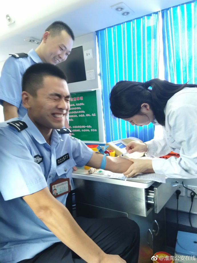 疼skr人！警察在移動(dòng)獻(xiàn)血車(chē)上的表情包亮了
