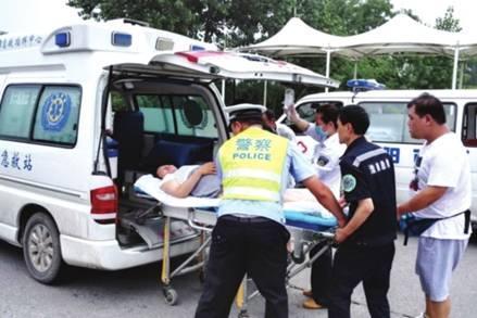 命懸一線牽動(dòng)人心，救護(hù)車臨危不亂治病救人_